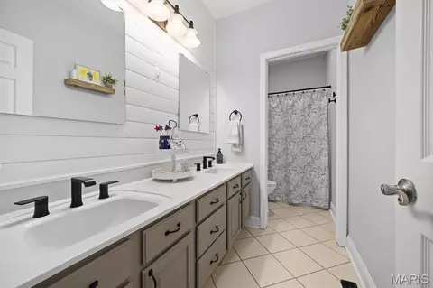 Bath - 609 E Waters Edge Dr, Shiloh, IL 62221 photo 2 of 4