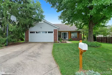 2 Shadowood Ct, Saint Peters, MO 63376