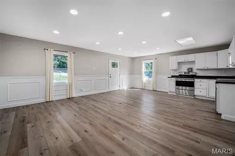 Living - 30 Cedar Dr, Pacific, MO 63069 photo 3 of 4