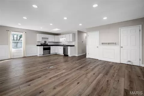 Living - 30 Cedar Dr, Pacific, MO 63069 photo 2 of 4