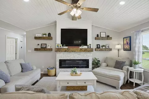 Living - 136 Raspberry Ln, Jackson, MO 63755 photo 2 of 3