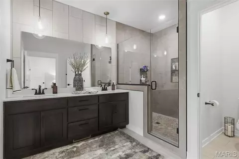 Bath - 13819 Redfield Dr, Eugene, MO 65032 photo 2 of 3