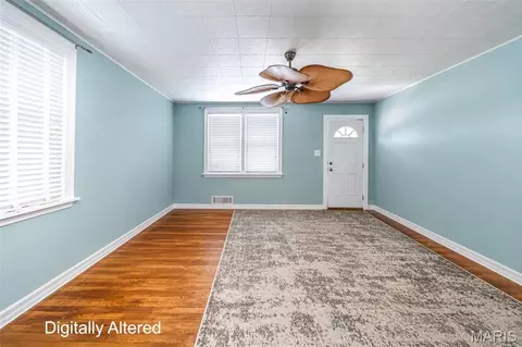 Living - 524 E 7th St, Washington, MO 63090 photo 1 of 2