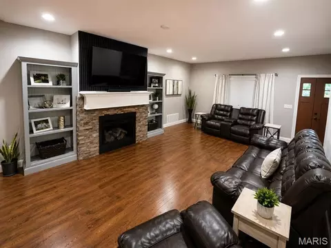 Living - 11254 Quail Hollow Cir, Dexter, MO 63841 photo 2 of 3