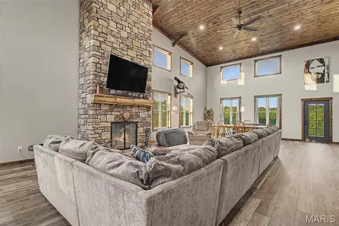 Living - 10 Henebry Hills Ln, Troy, MO 63379 photo 1 of 2