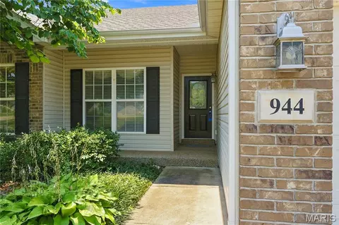 Exterior - 944 Daffodil Ridge Dr, O'fallon, MO 63366 photo 2 of 7