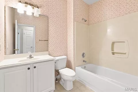 Bath - 944 Daffodil Ridge Dr, O'fallon, MO 63366 photo 2 of 3