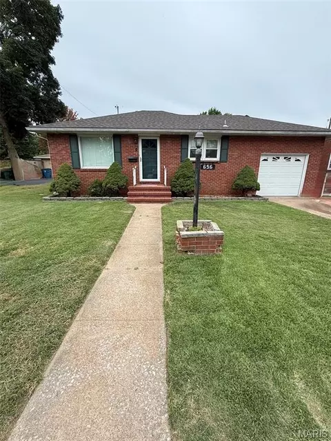 656 N 3rd St, Wood River, IL 62095
