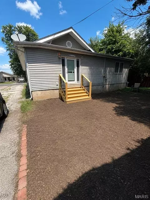 Exterior - 137 E 3rd St, Roxana, IL 62084 photo 2 of 2