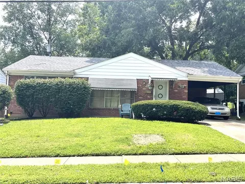 7534 Carleton Ave, University City, MO 63130