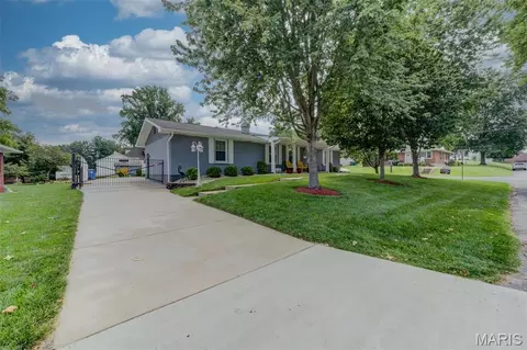 910 N Saint Jacques St, Florissant, MO 63031