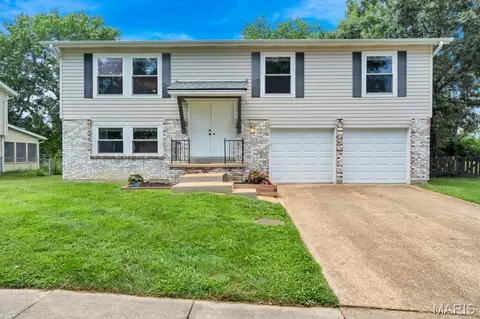 5817 Dove Meadow Ct, Saint Louis, MO 63129