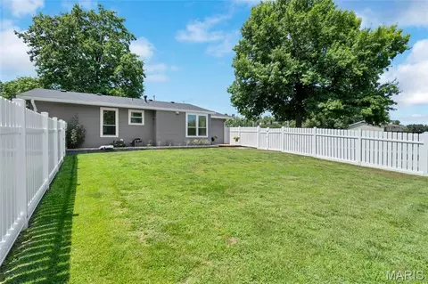 Exterior - 322 New Ballwin Rd, Ballwin, MO 63021 photo 8 of 9
