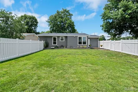Exterior - 322 New Ballwin Rd, Ballwin, MO 63021 photo 7 of 9