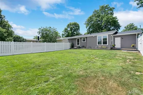 Exterior - 322 New Ballwin Rd, Ballwin, MO 63021 photo 5 of 9
