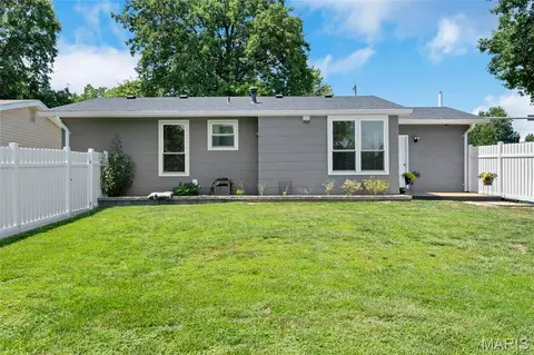 Exterior - 322 New Ballwin Rd, Ballwin, MO 63021 photo 6 of 9