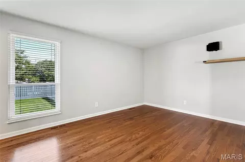 Living - 322 New Ballwin Rd, Ballwin, MO 63021 photo 5 of 6