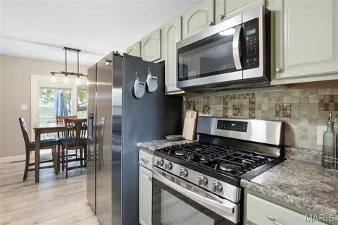 Kitchen - 930 Benjamin Dr, O'fallon, IL 62269 photo 5 of 6
