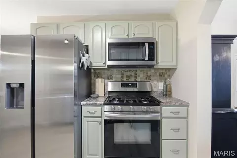 Kitchen - 930 Benjamin Dr, O'fallon, IL 62269 photo 4 of 6