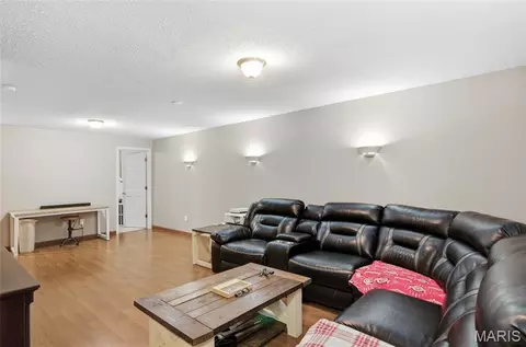 Living - 930 Benjamin Dr, O'fallon, IL 62269 photo 4 of 7