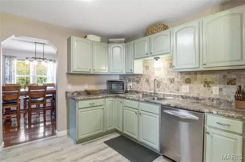 Kitchen - 930 Benjamin Dr, O'fallon, IL 62269 photo 2 of 6