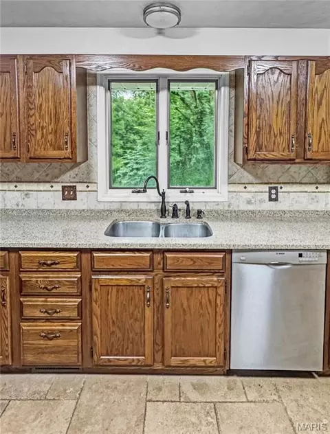 Kitchen - 4600 Hilltop Dr, Washington, MO 63090 photo 4 of 8