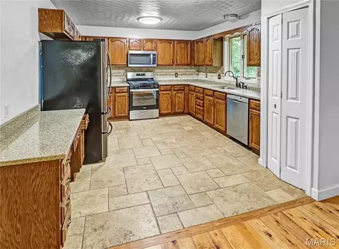 Kitchen - 4600 Hilltop Dr, Washington, MO 63090 photo 3 of 8