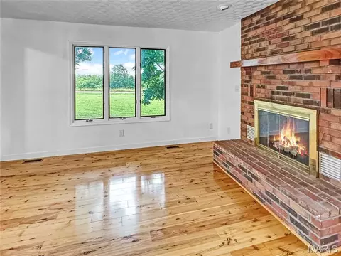 Living - 4600 Hilltop Dr, Washington, MO 63090 photo 4 of 24
