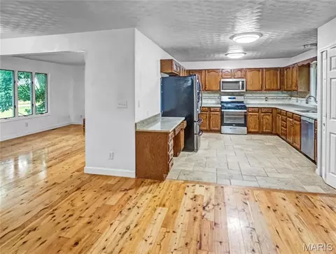 Kitchen - 4600 Hilltop Dr, Washington, MO 63090 photo 6 of 8