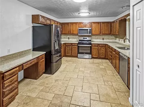 Kitchen - 4600 Hilltop Dr, Washington, MO 63090 photo 2 of 8