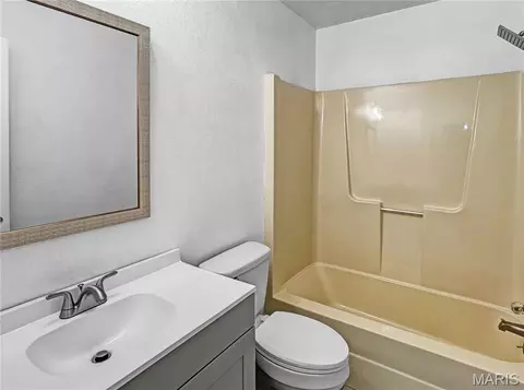 Bath - 4600 Hilltop Dr, Washington, MO 63090 photo 3 of 3