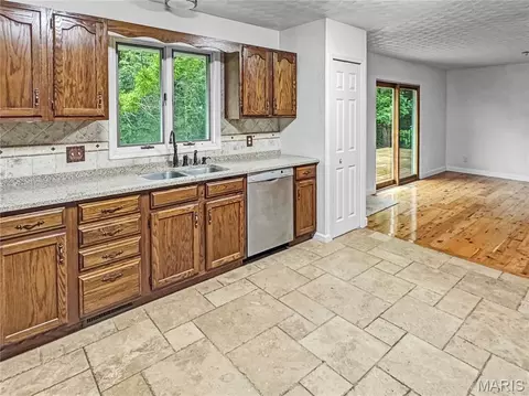 Kitchen - 4600 Hilltop Dr, Washington, MO 63090 photo 7 of 8