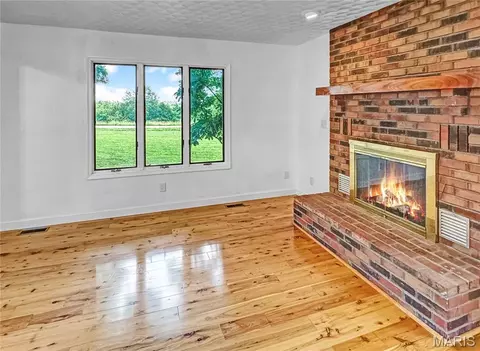Living - 4600 Hilltop Dr, Washington, MO 63090 photo 3 of 24