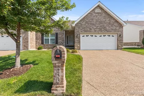 253 Strayhorn Dr, Saint Peters, MO 63376