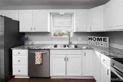 Kitchen - 14423 Tailor Rd, Saint Robert, MO 65584 photo 2 of 4