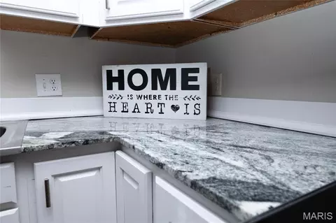 Kitchen - 14423 Tailor Rd, Saint Robert, MO 65584 photo 3 of 4