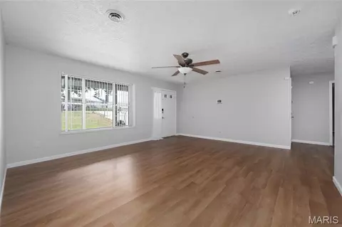 Living - 14423 Tailor Rd, Saint Robert, MO 65584 photo 2 of 3