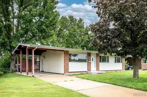 795 Bellarmine Ln, Florissant, MO 63031