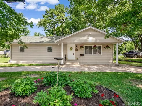 925 W Green St, Mascoutah, IL 62258