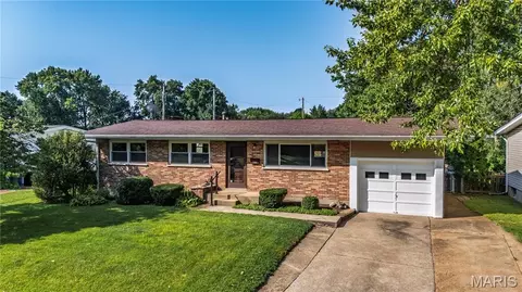 710 Bellarmine Ln, Florissant, MO 63031