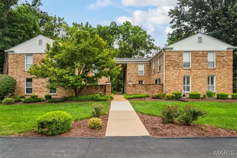 418 Colony Woods Dr, Kirkwood, MO 63122