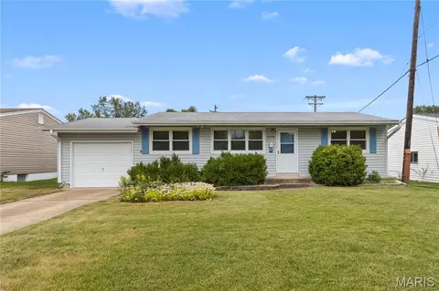 1015 Bellarmine Ln, Florissant, MO 63031