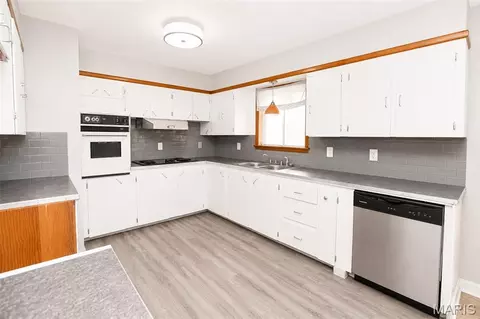 Kitchen - 403 Cox Dr, Cuba, MO 65453 photo 1 of 2