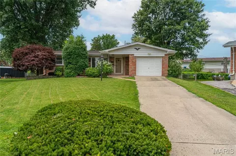 454 Lambeth Ln, Saint Louis, MO 63125