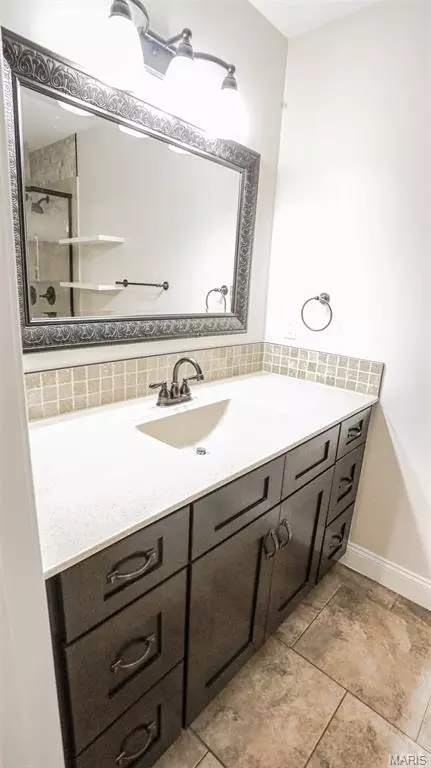Bath - 2335 W Chesterfield Blvd #B, Springfield, MO 65807 photo 3 of 6