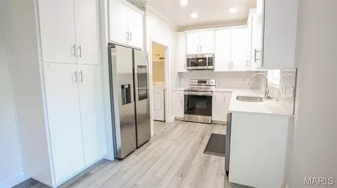 Kitchen - 2335 W Chesterfield Blvd #B, Springfield, MO 65807 photo 2 of 5