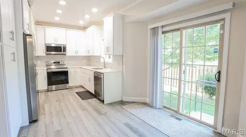 Kitchen - 2335 W Chesterfield Blvd #B, Springfield, MO 65807 photo 1 of 5