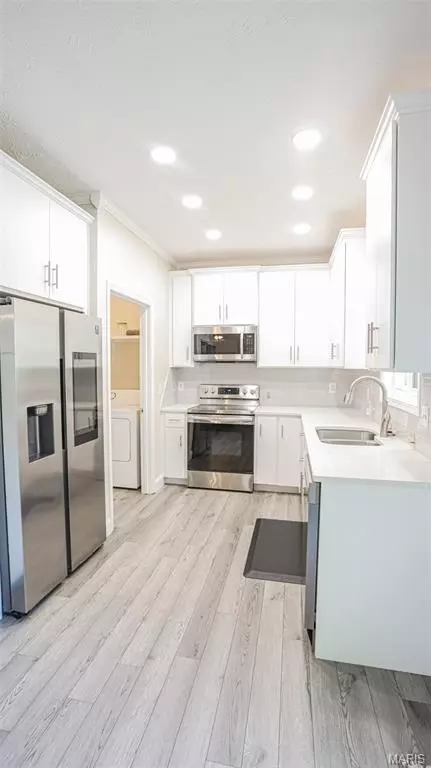 Kitchen - 2335 W Chesterfield Blvd #B, Springfield, MO 65807 photo 3 of 5
