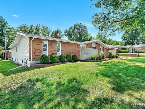 22 La Gorce Dr, Chesterfield, MO 63017
