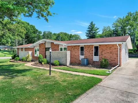 22 La Gorce Dr, Chesterfield, MO 63017